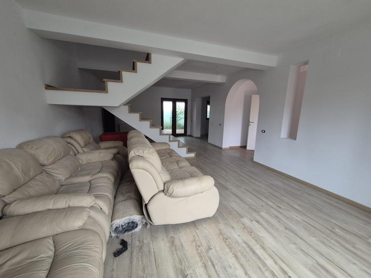 Casa 3 camere de vanzare in Curtea Domneasca