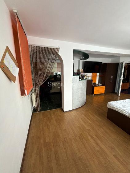 Închiriez apartament 3 camere - 6