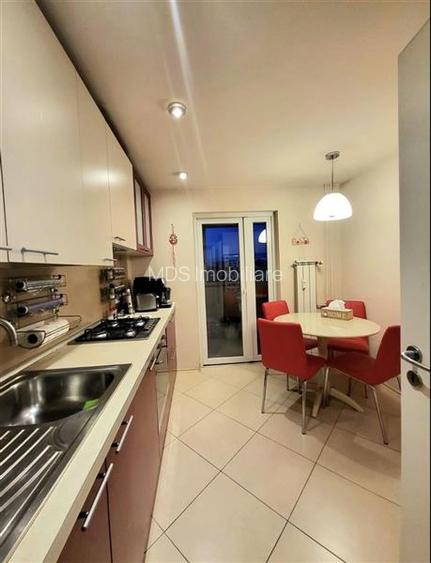 Mobilat si utilat linga Mall bloc izolat - 4