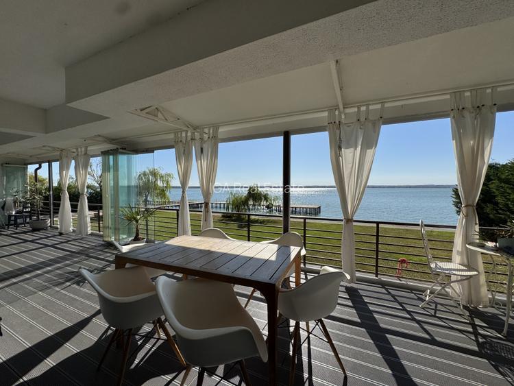 Locuinta speciala cu peluza si ponton pe lac in Mamaia - 2