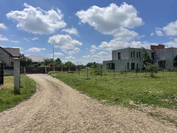 Domnești, Str Teiului, teren 1500mp, 40ml deschidere, utilități.