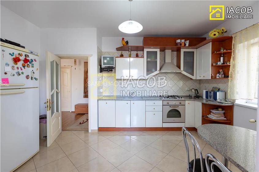 1/2 Duplex  S+D+P+2E, 455 mp in zona centrala a mun. Bacau - 35