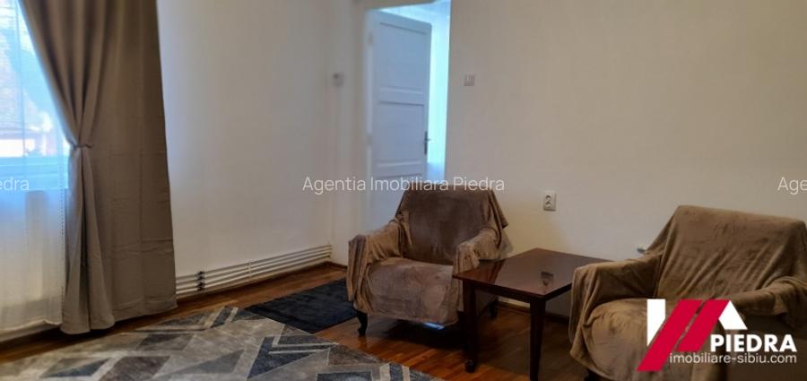 Inchiriez   garsoniera  renovata, situata central pe str. 9 Mai etaj 1,mobilata - 3