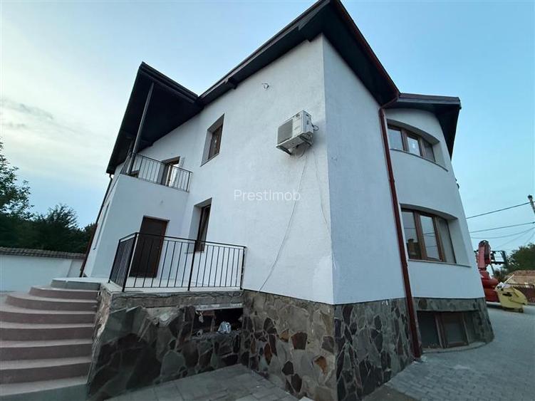 De inchiriat spatiu birouri, 10 birouri , 4 bai, garaj, 4 bai si teren 10 arii,S - 16