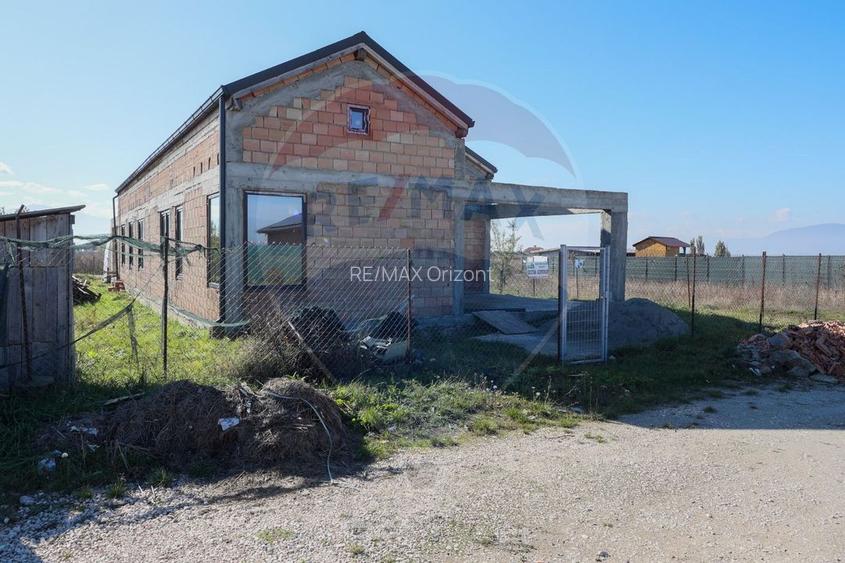 Duplex  la roșu cu 2 apartamente - 6 camere, terase generoase și curte - 4