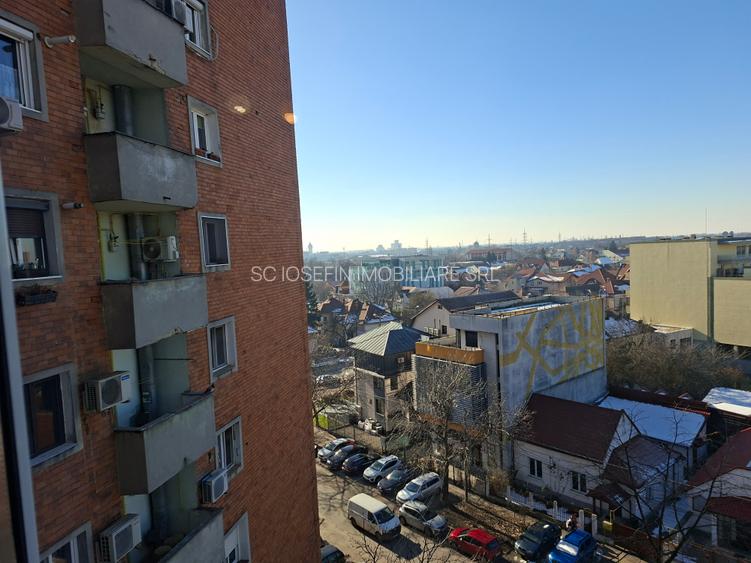 Central, langa Piata 700 - 8