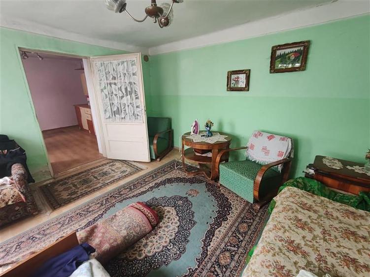 Bocsa Montana, Casa cu pridvor generos, ideala pentru familie extinsa.