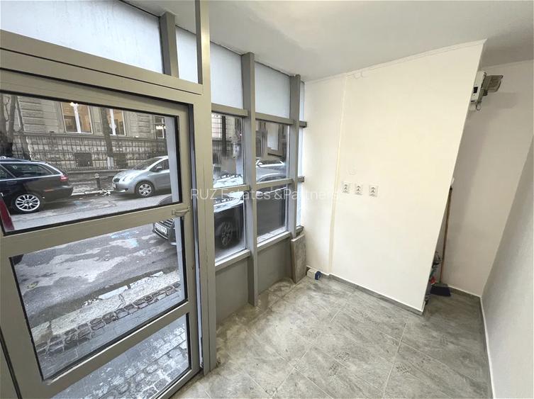 Spațiu Comercial Stradal | Vitrină de Sticlă | Zonă cu Vad | Piața Romană - 2