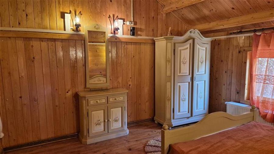 DOMENIU DE 2.1 HA CU 2 CABANE, LAC SI PADURE - OPORTUNITATE PENTRU TURISM SI RET