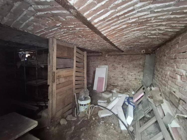 Apartament la casa 2 camere pivnita parcare zona Terezian