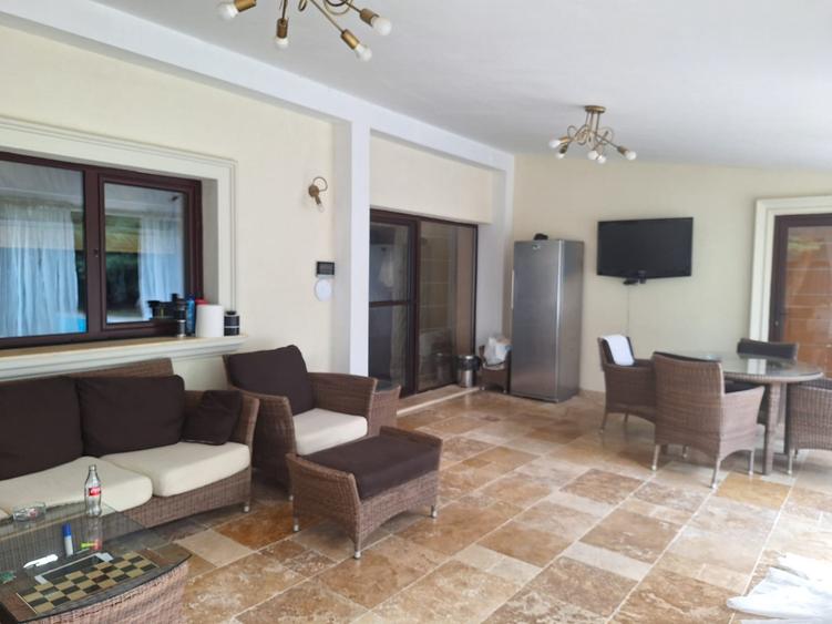 Resedinta deosebita,renovata 2023,P+2,garaj 2 loc, sauna, piscina, teren 1130 mp