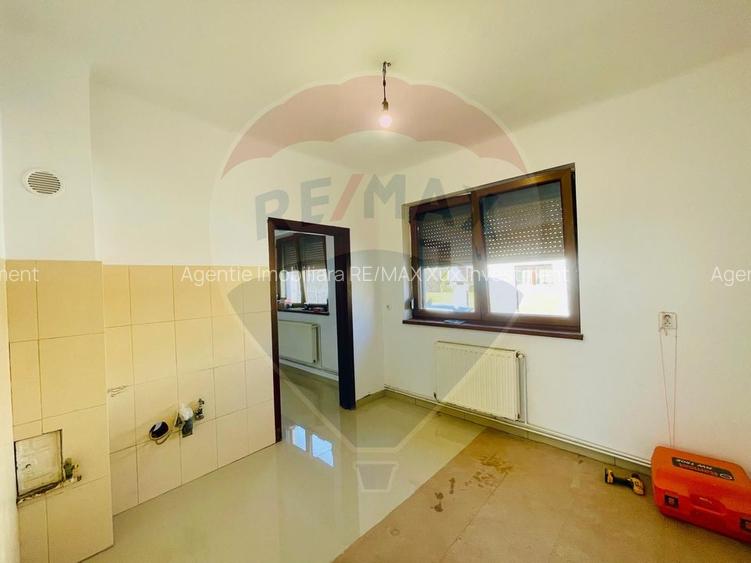 Casă / Vilă cu 6 camere de închiriat în zona Calea Dumbravii - 5