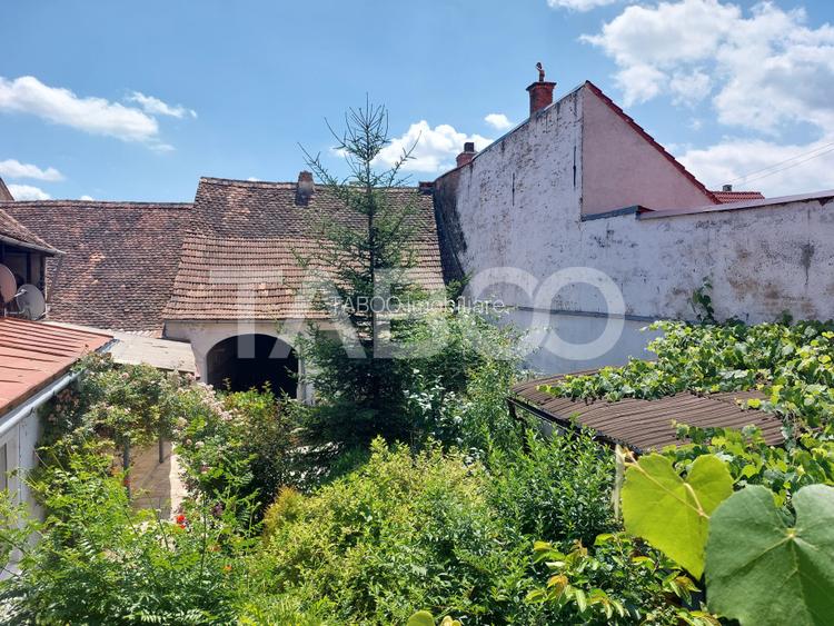 Casa 214 mp utili singur in curte 800 mp teren zona centrala Cisnadie - 2