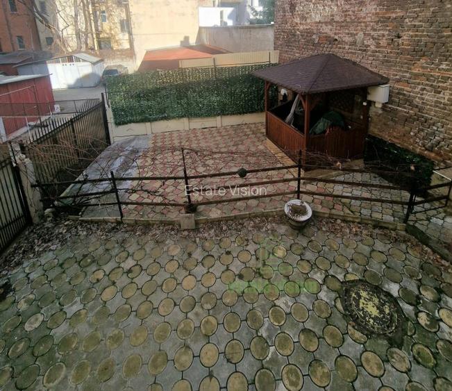 Apartament superb pe doua nivele, renovat integral, in vila, curte proprie, Grad - 22