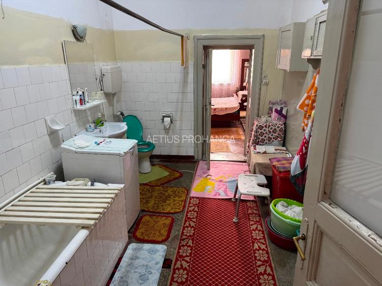 CASA INDIVIDUALA SOLIDA + ANEXE , STR EMINESCU, LA 5 MINUTE DE PIATA MICA - 12