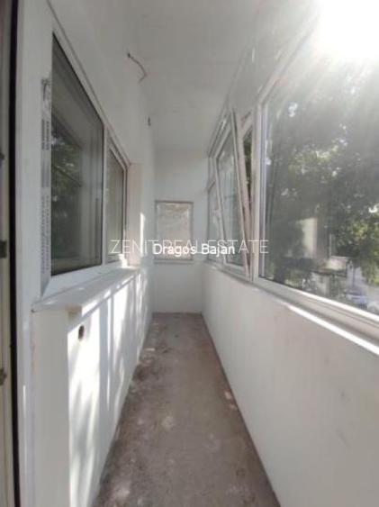 4 camere // bloc renovat // etajul 1 - 4