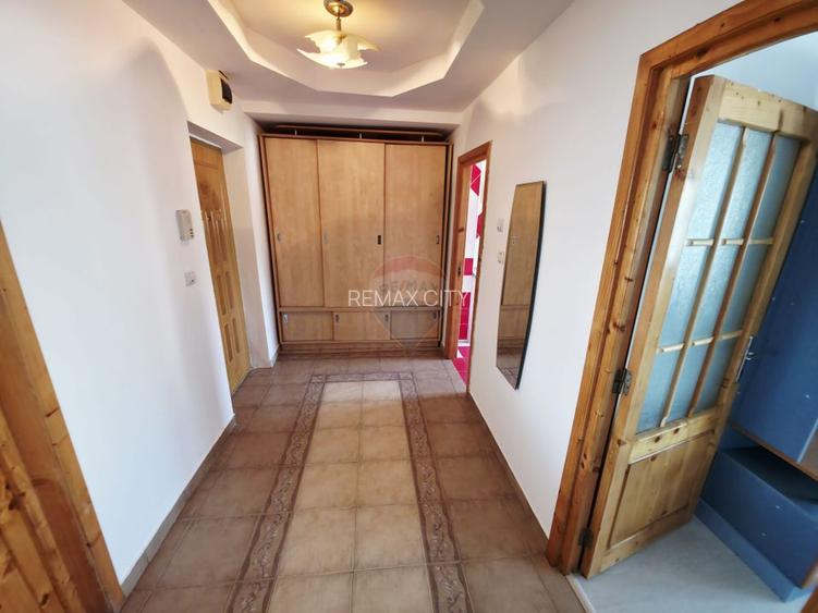 Apartament cu 2 camere de vânzare în zona 1 Mai - 11