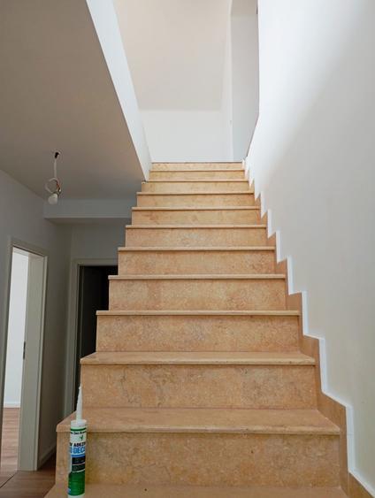 Vila Tunari str. Paris, 5 camere, curte 300 mp, 400 mp construiti