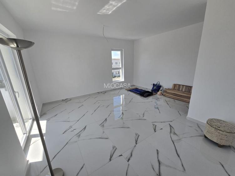 Nou. Disponibil imediat. Decomandat. Etaj intermediar. - 4