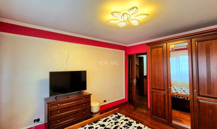 Cauți o casă mare sau spațiu pentru business? Aici le ai pe ambele! - 11