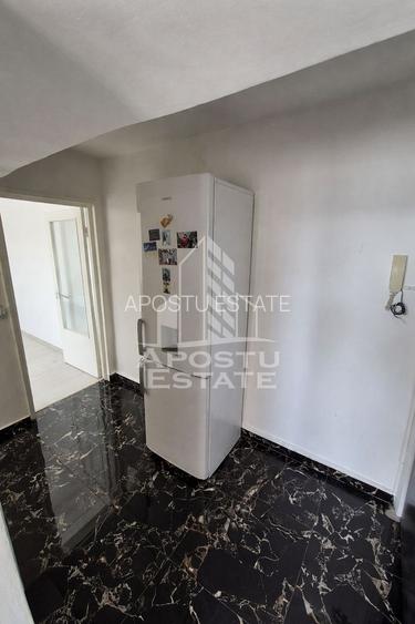 Apartament cu 3 camere,mobilat si utilat cu boxa,Bulevardul Cetatii - 8