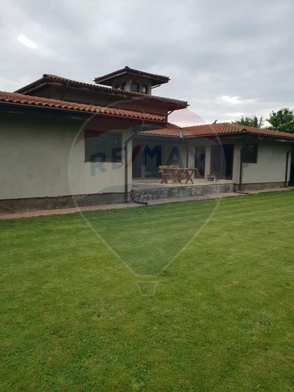 Vila Impunatoare multi-generationala cu Turnulet si Arhitectura Unica