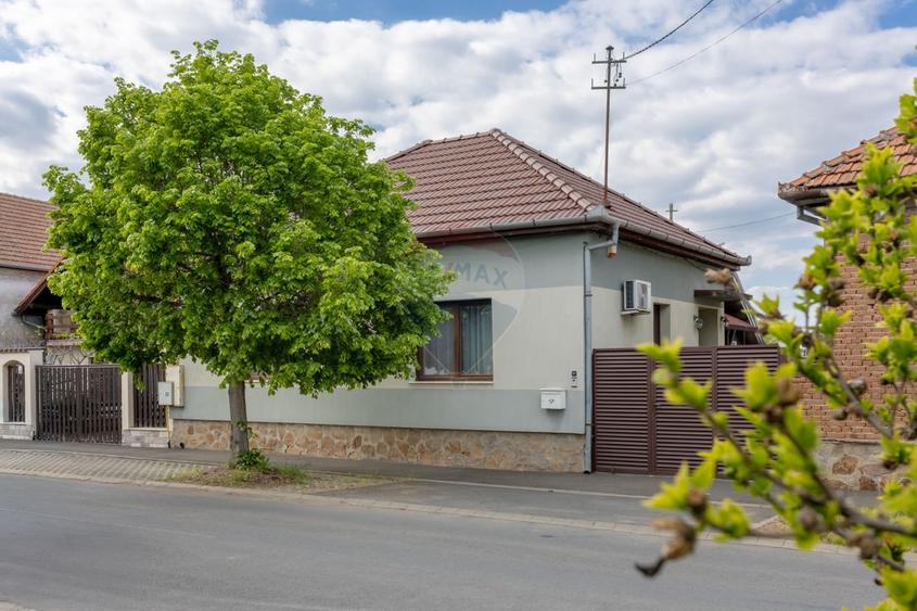 Casă cu 5 camere de vânzare - Aradul Nou