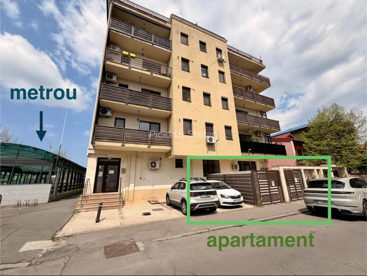 Proprietar vand apartament 3 camere + curte - 10 sec de metrou - 14