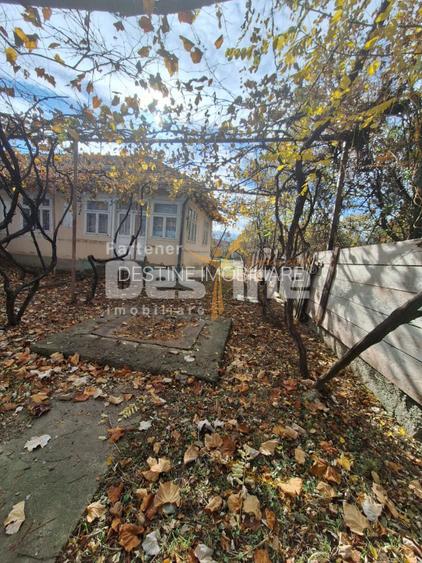 Casă bătrânească de vânzare – Comănești, cartier Straja  la  5 minute de oraș - 2