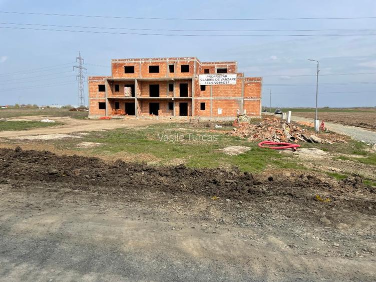 PROPRIETAR, persoana juridica, BLOC 7 ap + ! SAD la parter, langa PADURE si LAC  - 6