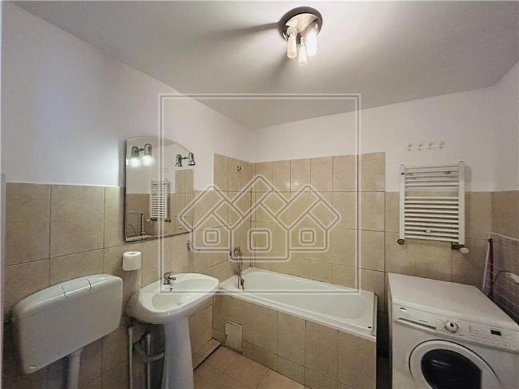 Apartament la cheie, 3 camere, balcon, zona Rahova