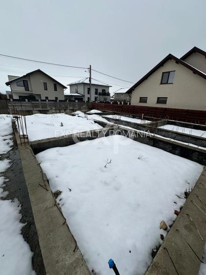 Teren 445 cu fundatie de casa mare + o Casuta locuibila moderna de 2 camere - 7