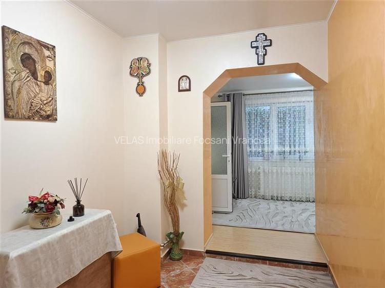 Apartament 2 camere, transformat in 3 camere, parter - 12