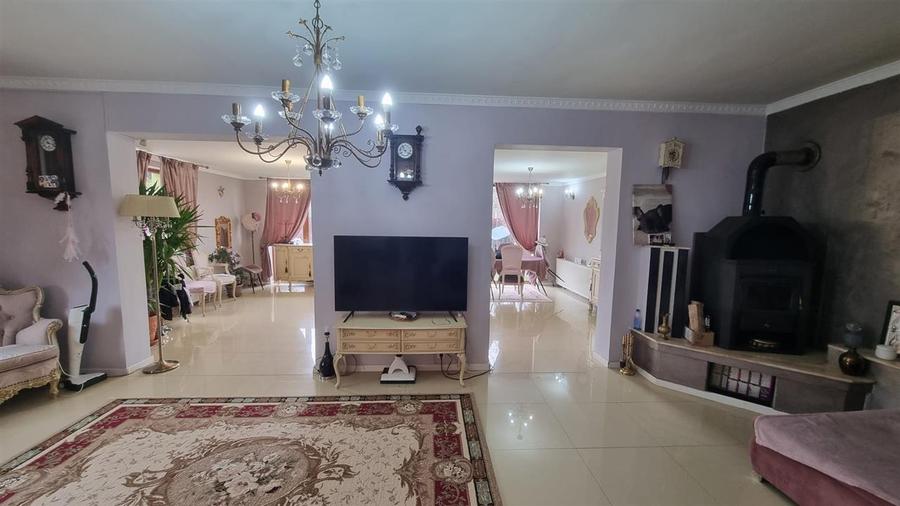 Casa de vanzare moderna cu costuri reduse, panouri solare si spatiu comercial in