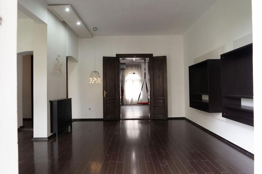 De vanzare Cladire bloc Istoric Central Arad D+P+E+M curte proprie