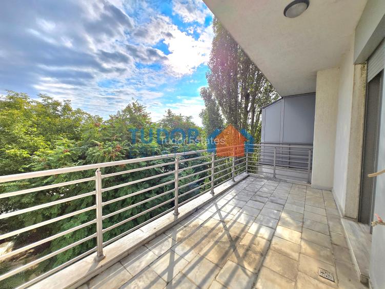 Elegant Multi-Level Home with 4 Bedrooms and Expansive Terraces in Green Lake - 11