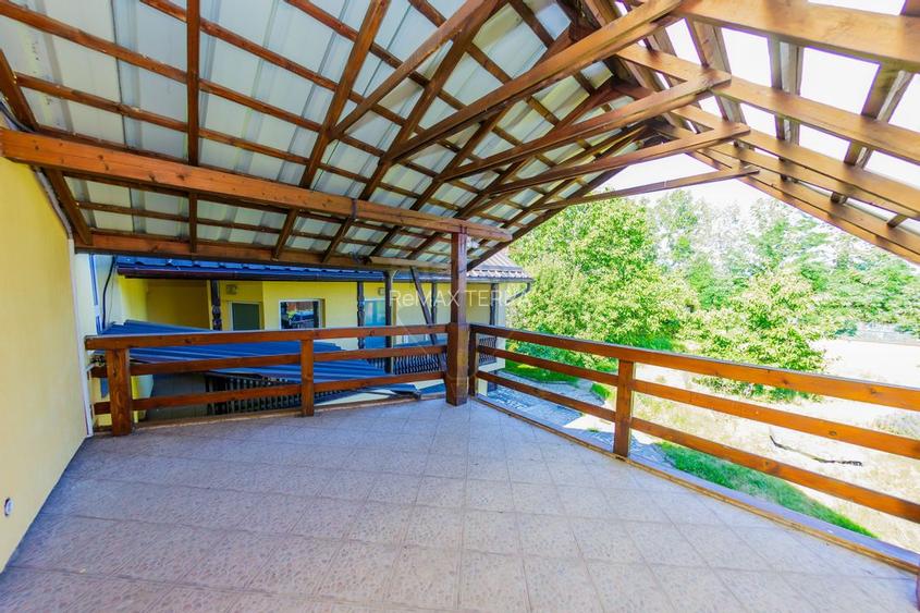 Casă cu 7 camere, 10 ari de vânzare la drumul principal cu 2 intrari - 4