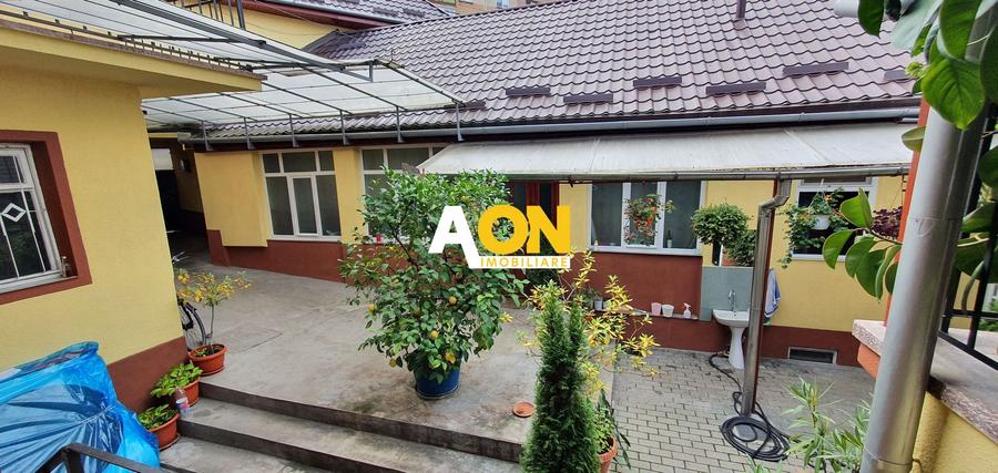 Casa cu 7 camere, 2 spatii comerciale, pretabila pt. birouri, Centru