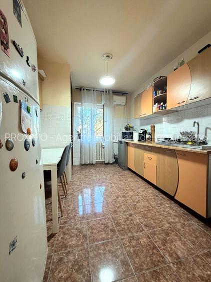 OCAZIE: 4 camere, 2 băi, 3 balcoane, decomandat, etaj intermediar - 5