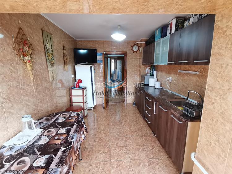 Apartament 3 camere, decomandat, 1 Mai - 7