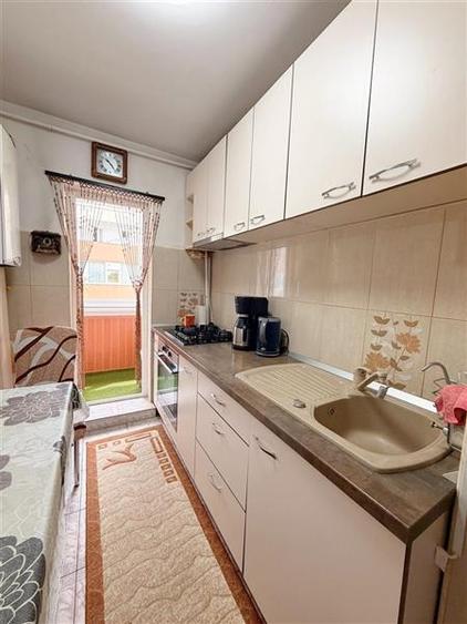 Oferta! Apartament 3 camere, decomandat, etaj 3/4, str Sitarului, Brasov