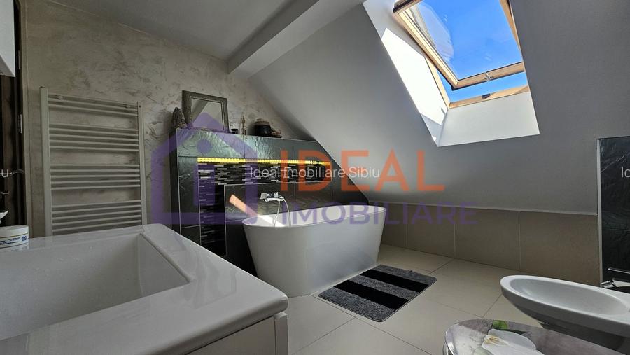 Penthouse modern cu 165 mp utili și 50 mp terasă,  Calea Cisnadiei - 13