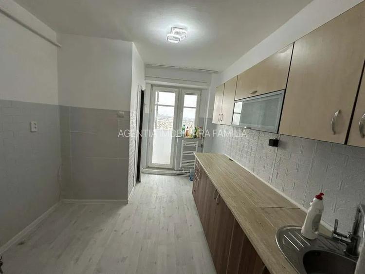 Apartament de vanzare 3 camere Micro 21 bloc C2 - 4