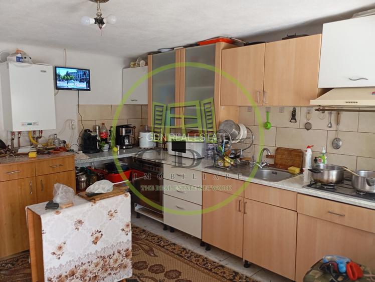 Casă de vânzare în Săcel – 2 corpuri locuibile, 3 băi, grădină, teren generos - 8