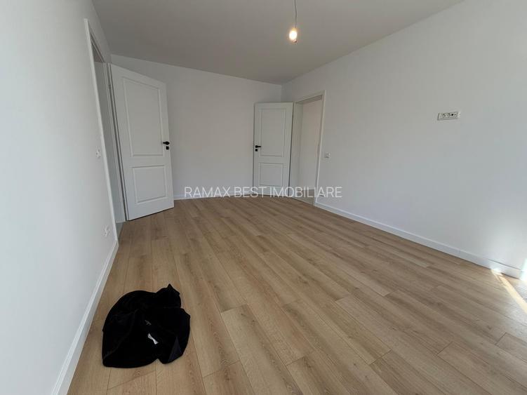 Titan, parcul Titanii, pe Zavideni, 10 minute metrou, renovat complet, bloc 4 et - 18