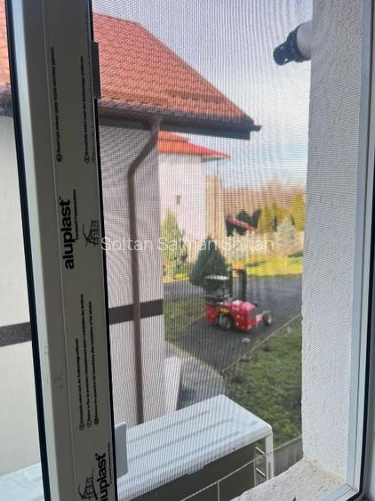 Acest apartament de 2 camere este situat la etajul 1. Este decomandat, oferind o - 2