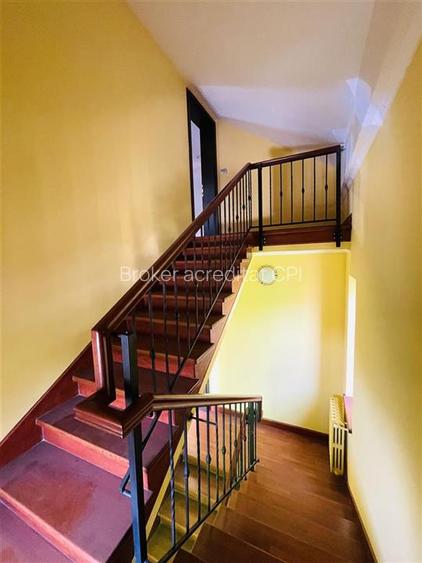 VANZARE VILA 8 CAMERE 652 mp teren zona Sisesti Sector 1 - 37