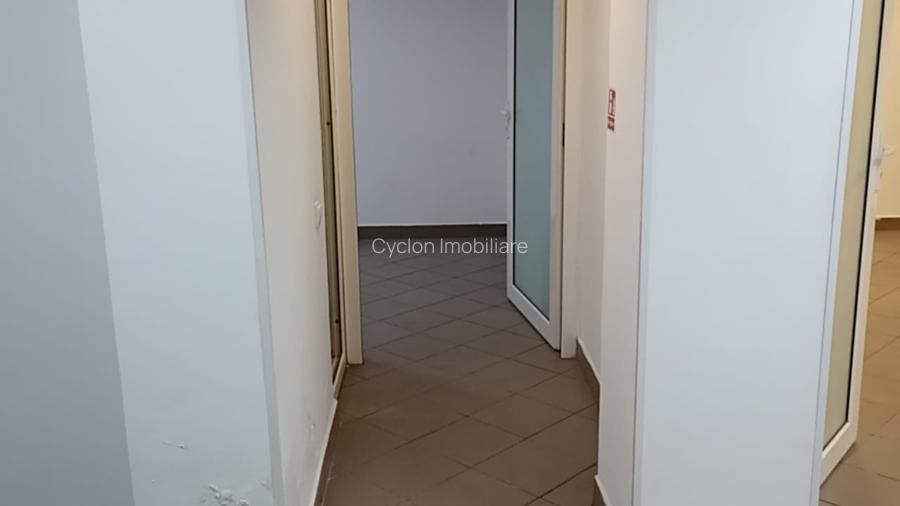 Vanzare apartament 3 cam la parter cu balcon stradal zona Parc Sebastian sect 5 - 17