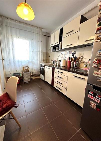 SIMION BARNUTIU - 3 cam - 2 bai - centrala proprie - ETAJ 2 - GARAJ SUB BLOC+BOX - 2