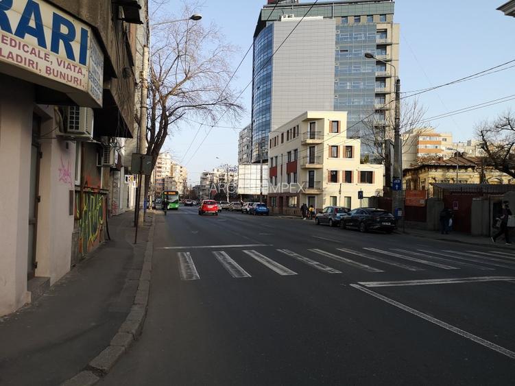 Dacia Bd., la trecerea de pietoni, pe colt, langa Statia de Salvare Bucuresti - 4